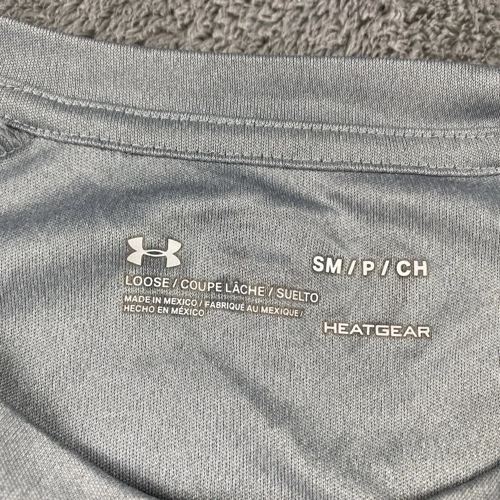 Under‎ Armour Loose Heatgear Shirt Mens Small Gray Raglan Short Sleeve